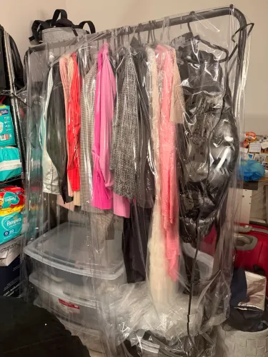Arara com roupas femininas novas