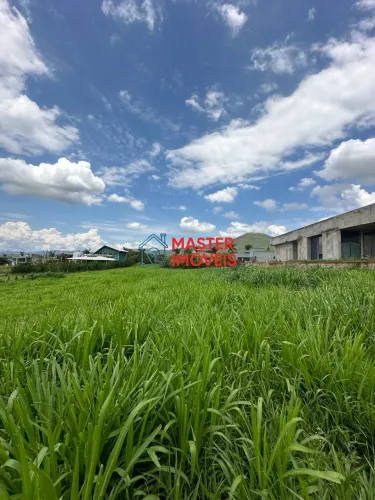 LOTE DE 1.000 M², COND. COM ESTRUTURA COMPLETA.