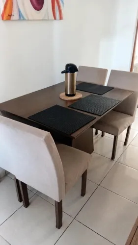 Mesa de jantar quadrada