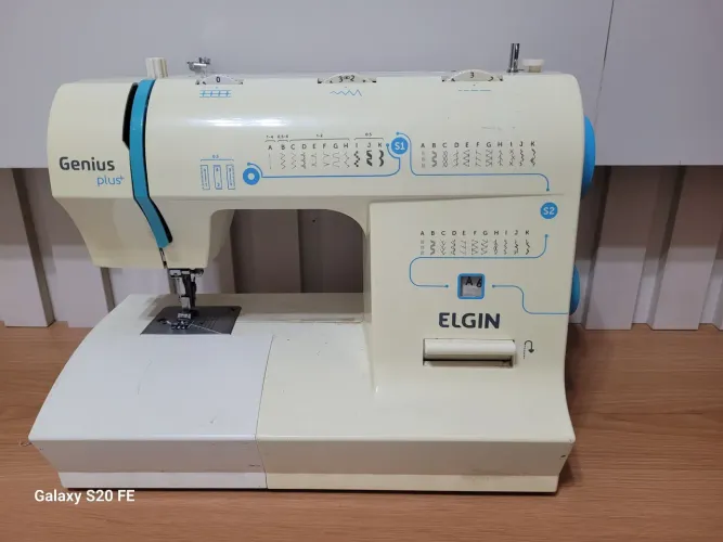 Máquina De costura Elgin plus 