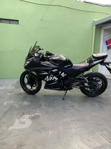 Kawasaki ninja 300 abs 2018 preta