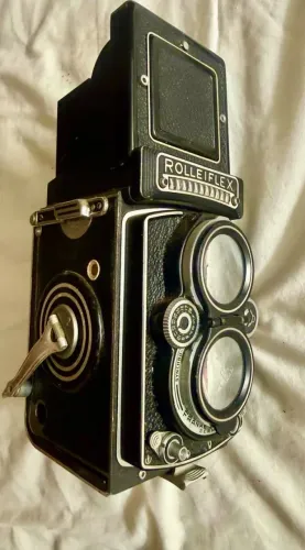 Câmera de Filme Rolleiflex 2.8F TLR com Lente Planar 2.8 80mm.