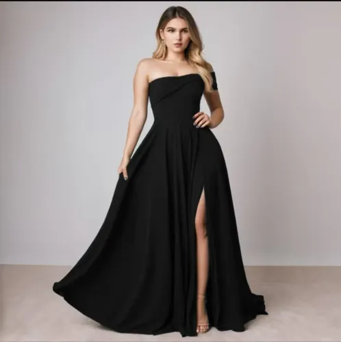 Vestido longo preto de festa com fenda lateral