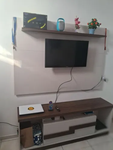 Vende se painel com rack em bon estado de uso
