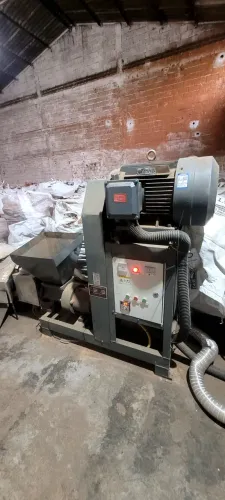 Briquetadeira 30 cv de 120 a 160 kilos por hora , carvao vegetal