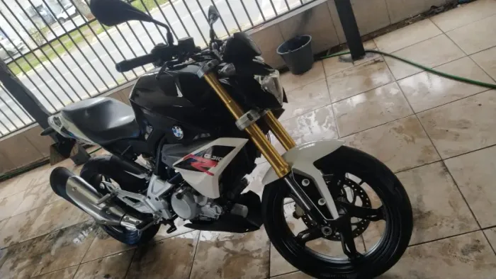 Bmw g310r de garagem 