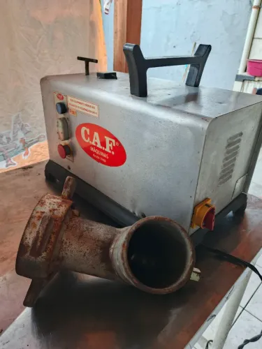 Moedor de Carne Industrial CAF Modelo 32 - 1,5 CV - 220V - Bom Estado