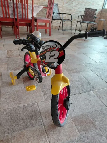 Bicicleta infantil até 4 anos novinha