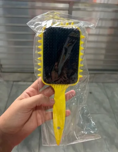 Escova de cabelo amarela