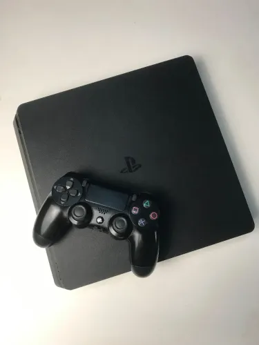 PS4 1T Com dois controles e um fone de ouvido