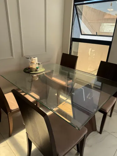 Mesa de jantar com quatro ou seis lugares 