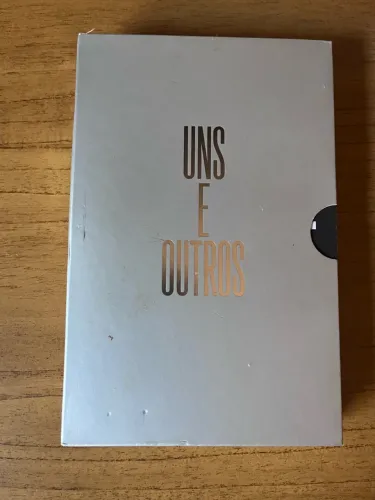 Livro- Uns e outros, contos espelhados