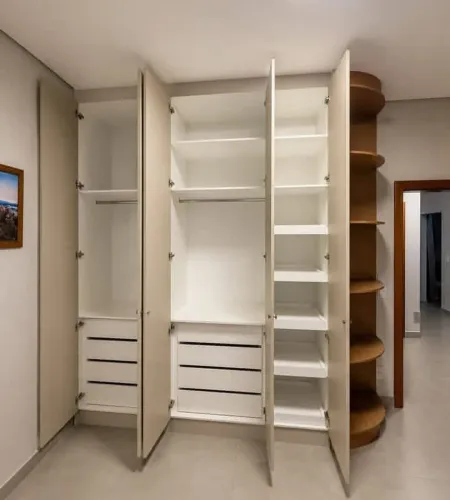 Roupeiro Com Design Lateral
