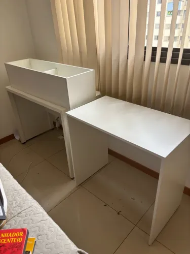 2 mesas de estudo em MDF + Nicho