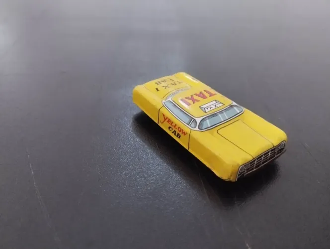Carrinho de lata antigo