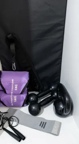 Kit com halter, pesos, caneleira e mais