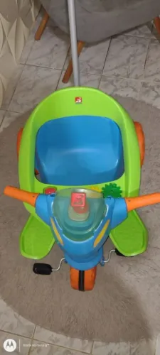 VENDO TRICICLO INFANTIL COM HASTE DE EMPURRAR