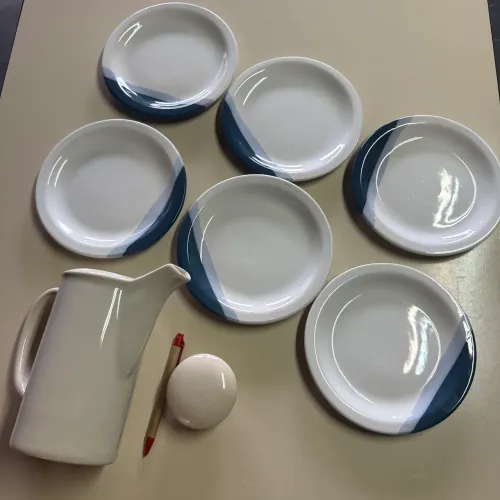 Bule cerâmica bege + 6 pratos branco /Azul