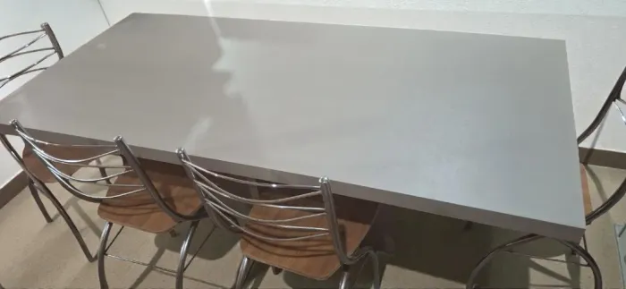 Mesa de jantar, cinza, em ótimo estado, com 4 cadeiras. Parcelamos no cartão de crédito.