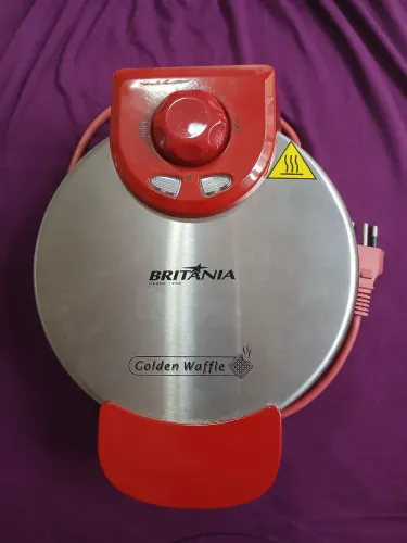 ?Máquina de Waffle Britânia Golden Waffle - Vermelha/Inox (Pouco Uso)