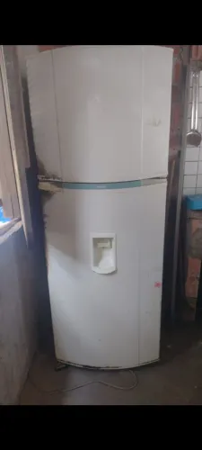 Geladeira com defeito para retirada de peças