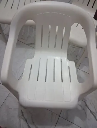 Cadeira plástica branca.(05 unidades)