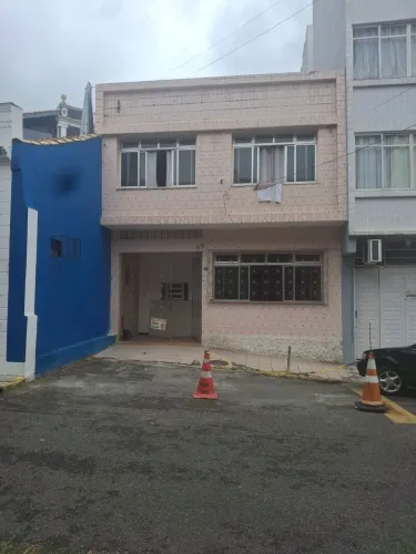 Alugo quartos em república no centro. (Não é morro)