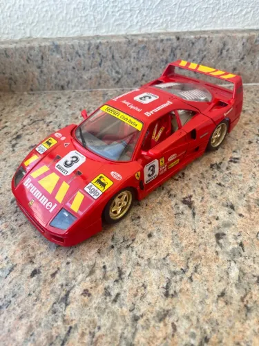 Vendo Miniatura Colecionável em Escala 1:18 - Rica em Detalhes!