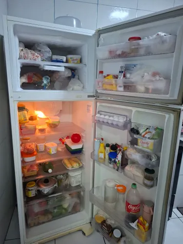 Refrigerador em ótimo estado,com um super frizer gelando perfeitamente