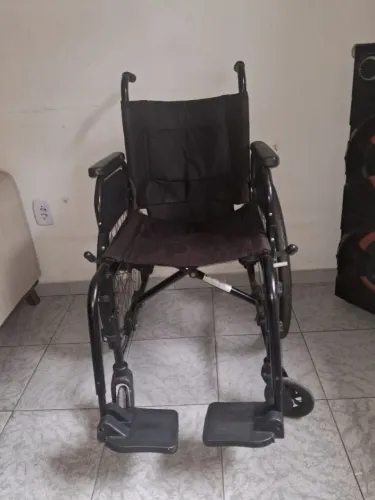 Cadeira de rodas semi nova e de banho nova - PCD