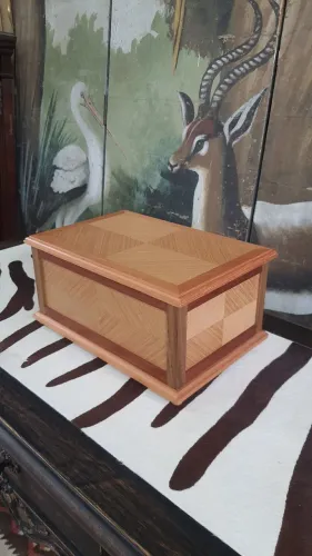 Caixa de Madeira Artesanal com Marchetaria
