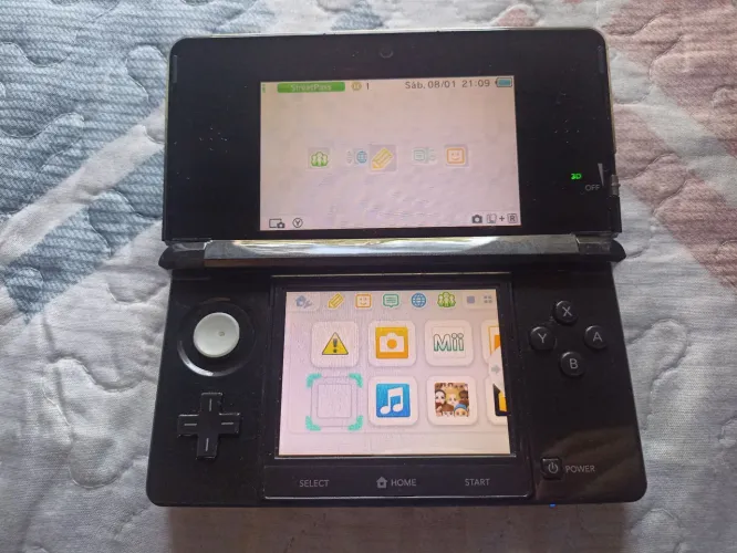 Nitendo 3ds com dois jogos originais e o carregador com defeito 