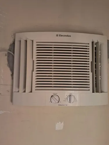 Ar condicionado de janela Electrolux Maximus 7.500 BTUs, funcionando perfeitamente