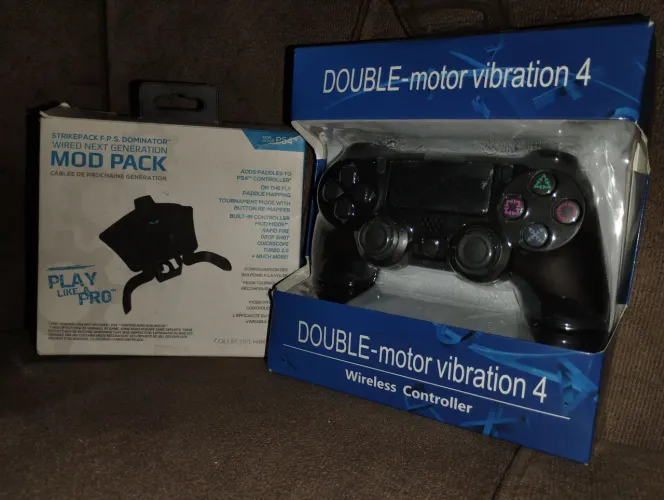Controle de PS4 + Striker Pack na caixa 