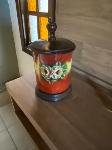 Bomboniere porcelana pintada a mão com tampo e base de madeira