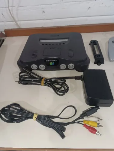 Nintendo 64 com jogo Pokémon Stadium