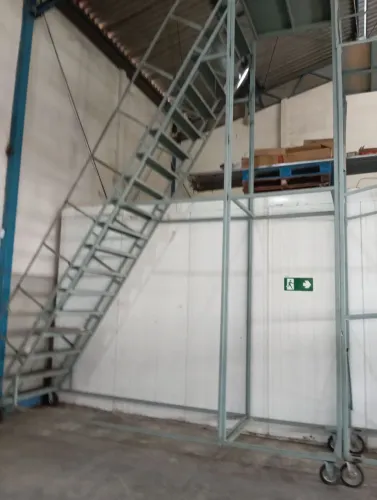 Escadas grande para galpão