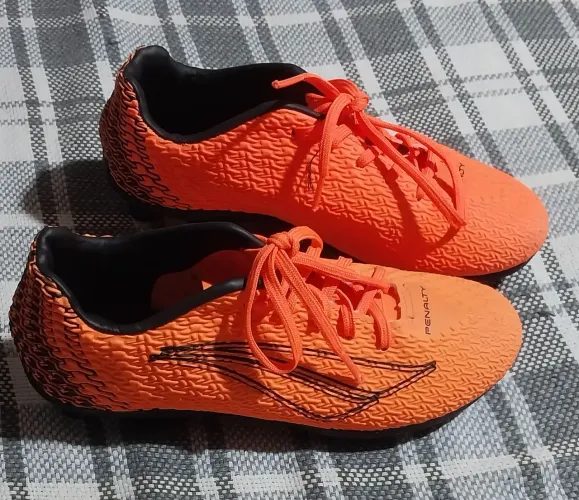 Chuteira de cravo(para campo) pelnaty laranja neon infantil 31-32 quase não foi usada
