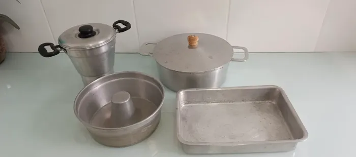 Kit panela de ferro, assadeira, cuscuzeira e forma para bolo