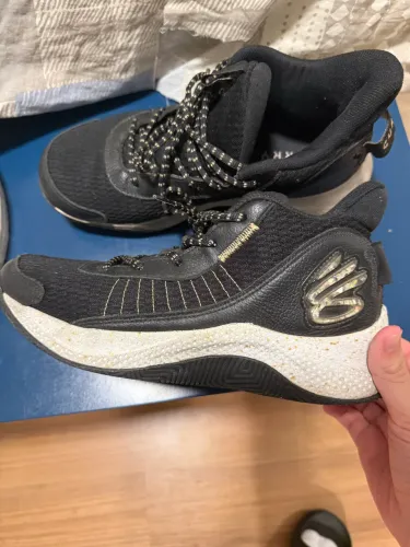 Tênis de Basquete Under Armour Curry 3z7 tamanho 40 com partes da sola desgastada