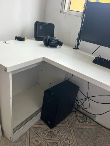 Mesa de escritório e computador