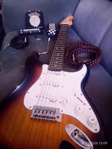 Vendo Guitarra Stratocaster + acessórios