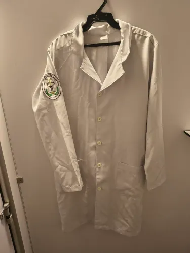 Jaleco branco bordado especificamente para a área de Psicologia,