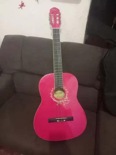 Vede se um violão semi-novo 