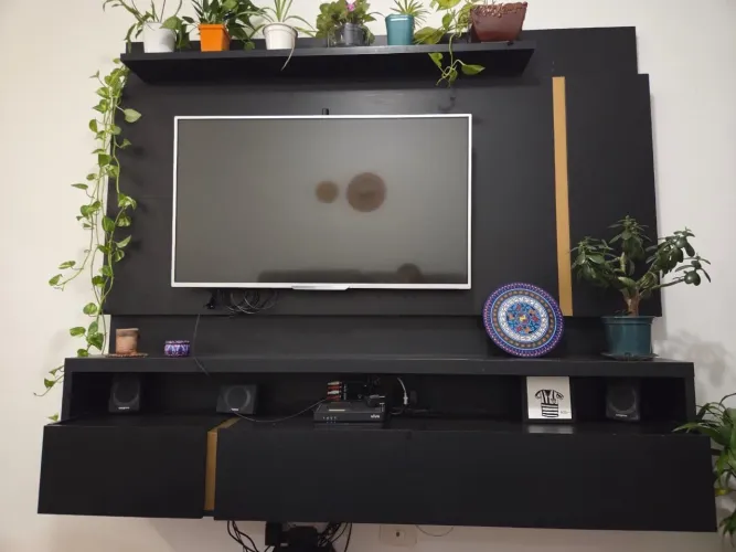 Painel para TV com Nichos e Prateleira - R$ 300