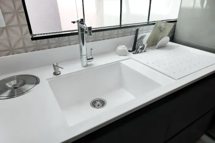 Bancada De Cozinha Em Superfície Sólida Com Cuba, Calha Úmida E Tampa Deslizante