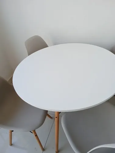 Conjunto de Mesa de Jantar Eames Eiffel Redonda 90cm Tampo de Madeira Branco com 4 Cadeira