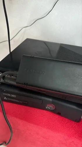 Dois Xbox 360 com defeito na inicialização