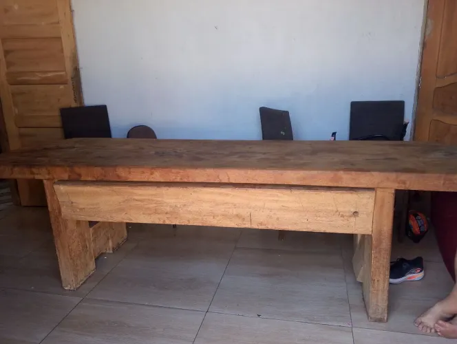 Vendo mesa de madeira de 2 mestros