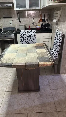 Mesa de jantar com 4 cadeiras